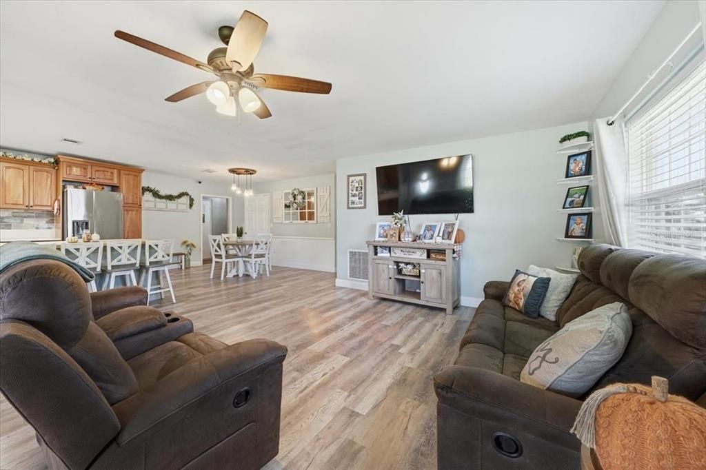 En Venta: $357,000 (5 camas, 4 baños, 1566 Pies cuadrados)