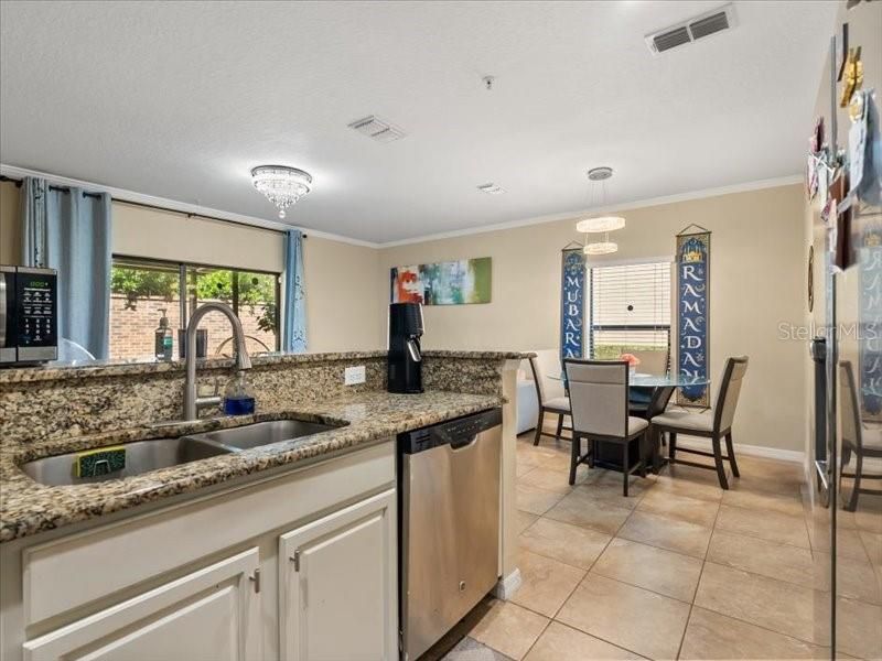 En Venta: $334,000 (3 camas, 2 baños, 1369 Pies cuadrados)