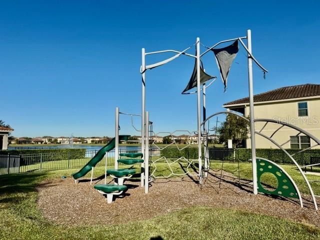 En Renta: $4,800 (4 camas, 3 baños, 2376 Pies cuadrados)