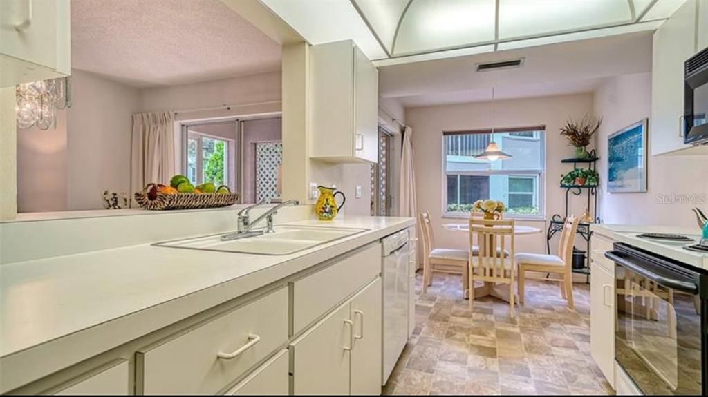 待售: $325,000 (2 贝兹, 2 浴室, 1099 平方英尺)