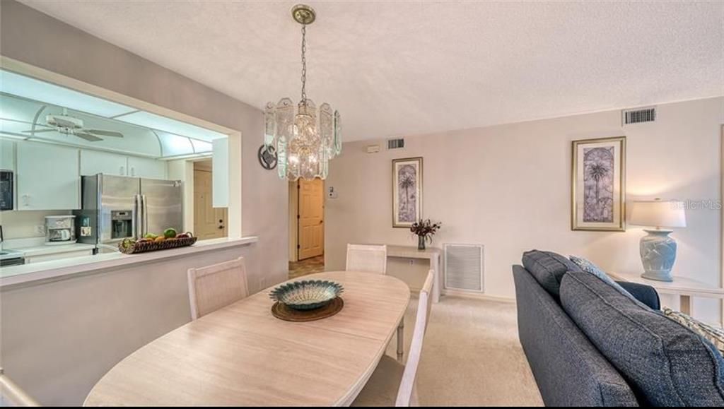 待售: $325,000 (2 贝兹, 2 浴室, 1099 平方英尺)