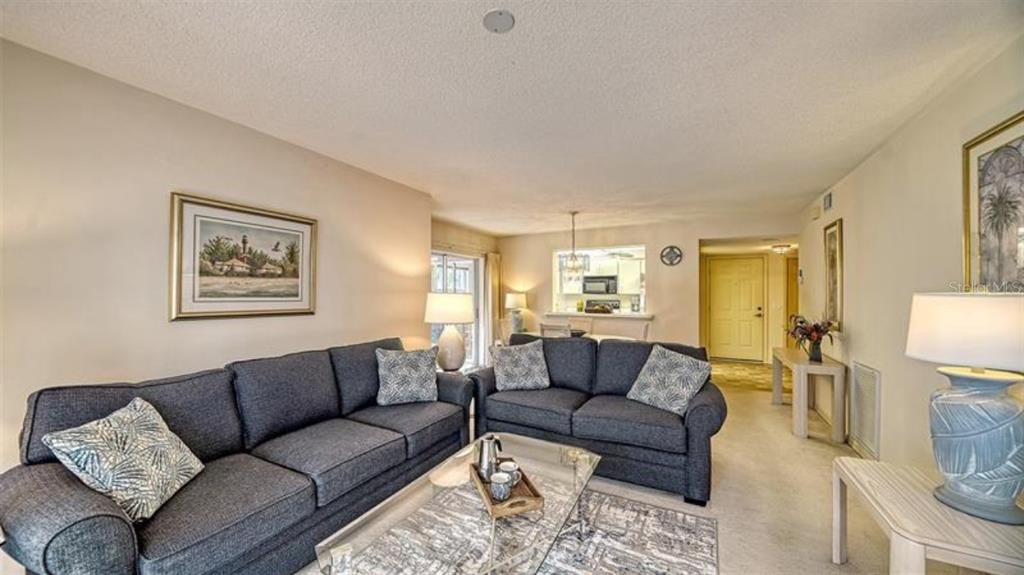 待售: $325,000 (2 贝兹, 2 浴室, 1099 平方英尺)