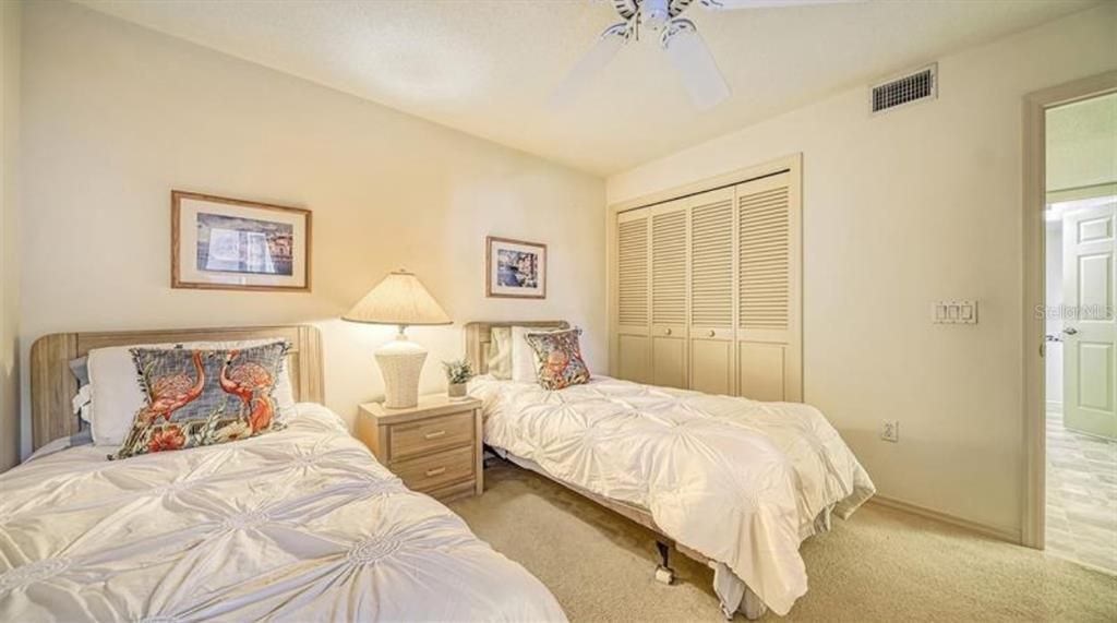 待售: $325,000 (2 贝兹, 2 浴室, 1099 平方英尺)