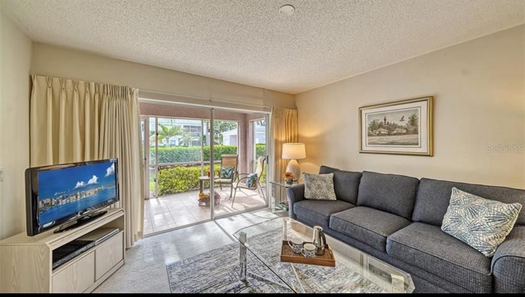 待售: $325,000 (2 贝兹, 2 浴室, 1099 平方英尺)