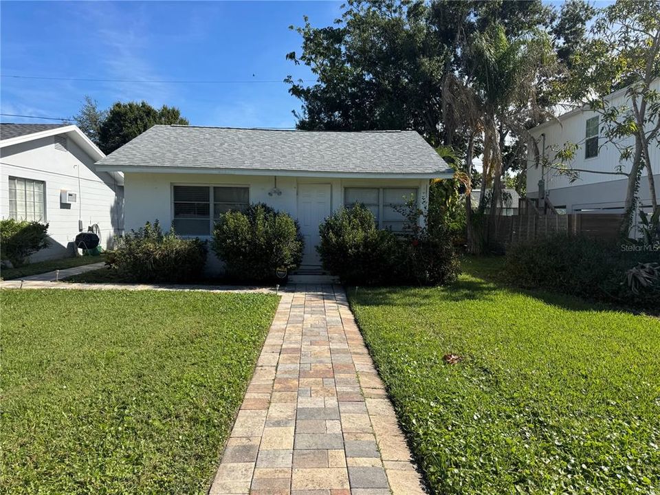 For Rent: $1,800 (2 beds, 1 baths, 580 Square Feet)