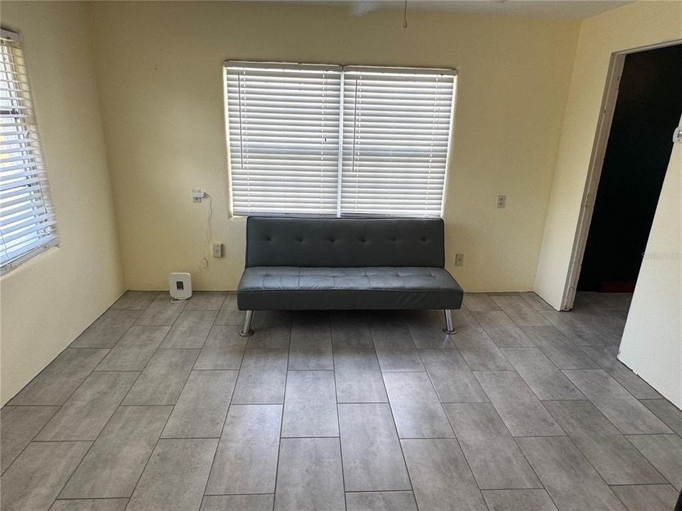 For Rent: $1,800 (2 beds, 1 baths, 580 Square Feet)