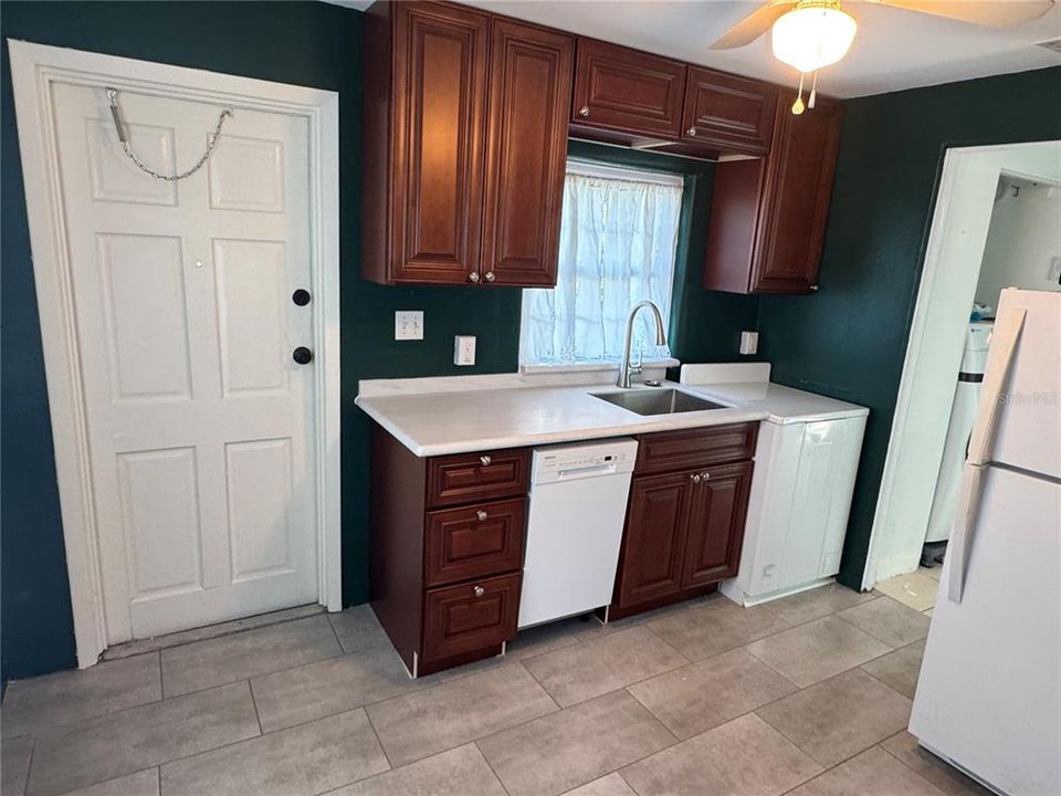 For Rent: $1,800 (2 beds, 1 baths, 580 Square Feet)