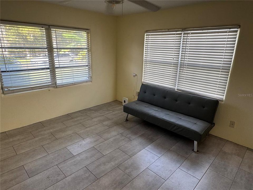 For Rent: $1,800 (2 beds, 1 baths, 580 Square Feet)