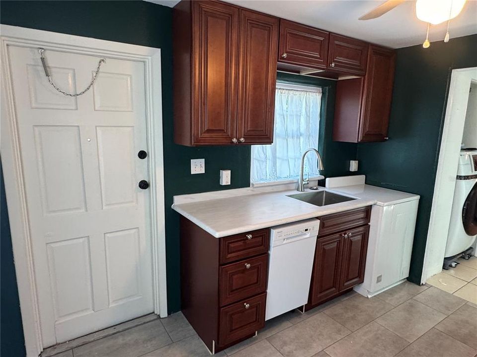 For Rent: $1,800 (2 beds, 1 baths, 580 Square Feet)