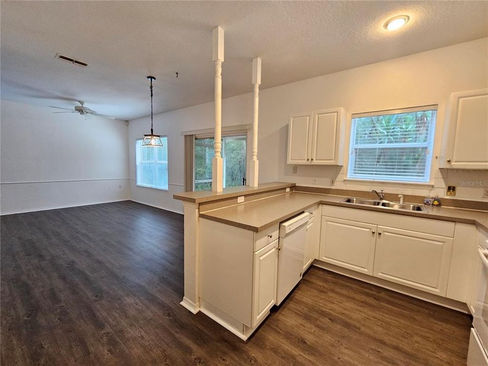 В аренду: $2,180 (3 спален, 2 ванн, 1764 Квадратных фут)