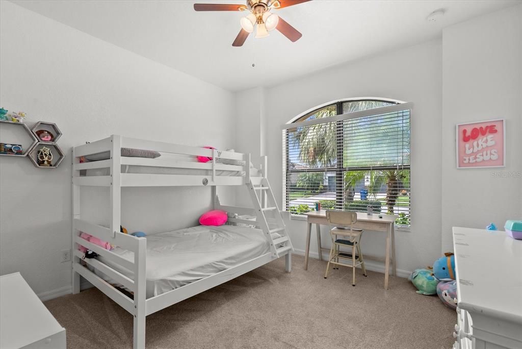 Под контрактом: $675,000 (4 спален, 2 ванн, 2268 Квадратных фут)