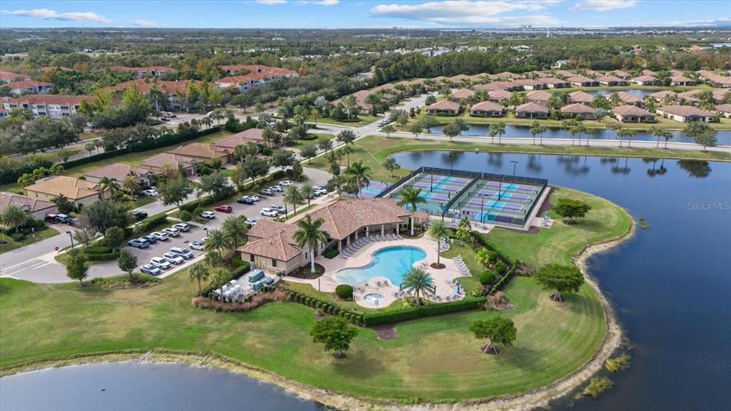 Под контрактом: $675,000 (4 спален, 2 ванн, 2268 Квадратных фут)