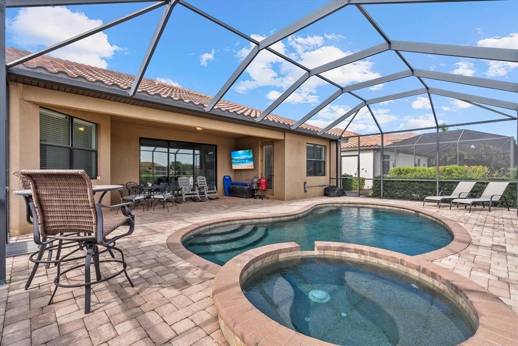 Под контрактом: $675,000 (4 спален, 2 ванн, 2268 Квадратных фут)