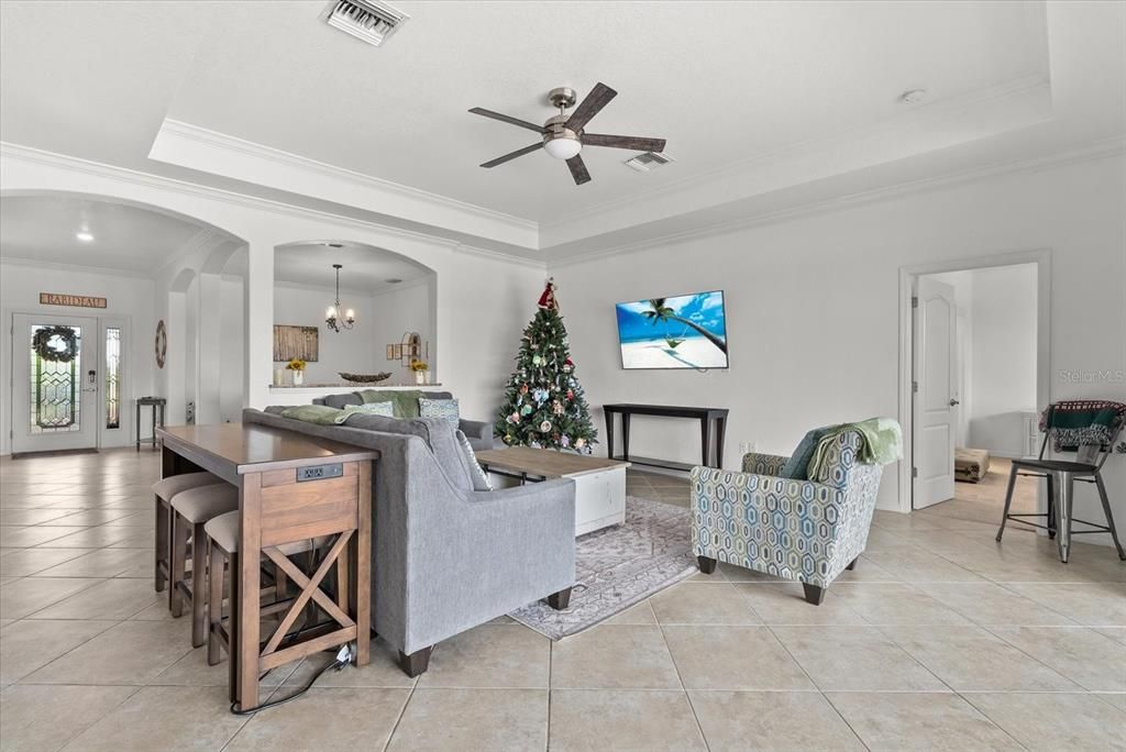 Под контрактом: $675,000 (4 спален, 2 ванн, 2268 Квадратных фут)