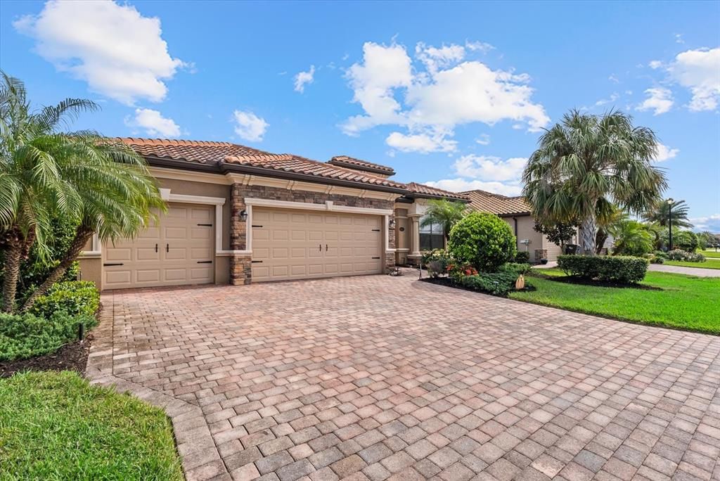 Под контрактом: $675,000 (4 спален, 2 ванн, 2268 Квадратных фут)