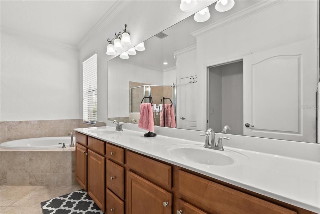 Под контрактом: $675,000 (4 спален, 2 ванн, 2268 Квадратных фут)