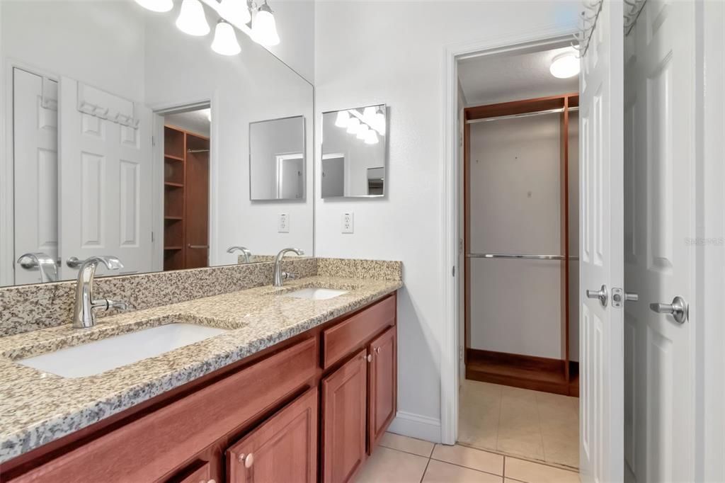 Activo con contrato: $2,950 (2 camas, 2 baños, 1339 Pies cuadrados)