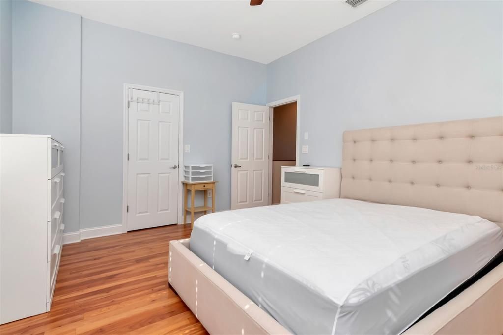 Activo con contrato: $2,950 (2 camas, 2 baños, 1339 Pies cuadrados)