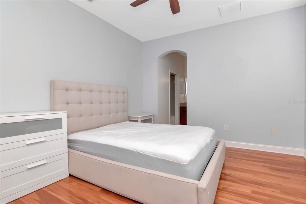 Activo con contrato: $2,950 (2 camas, 2 baños, 1339 Pies cuadrados)