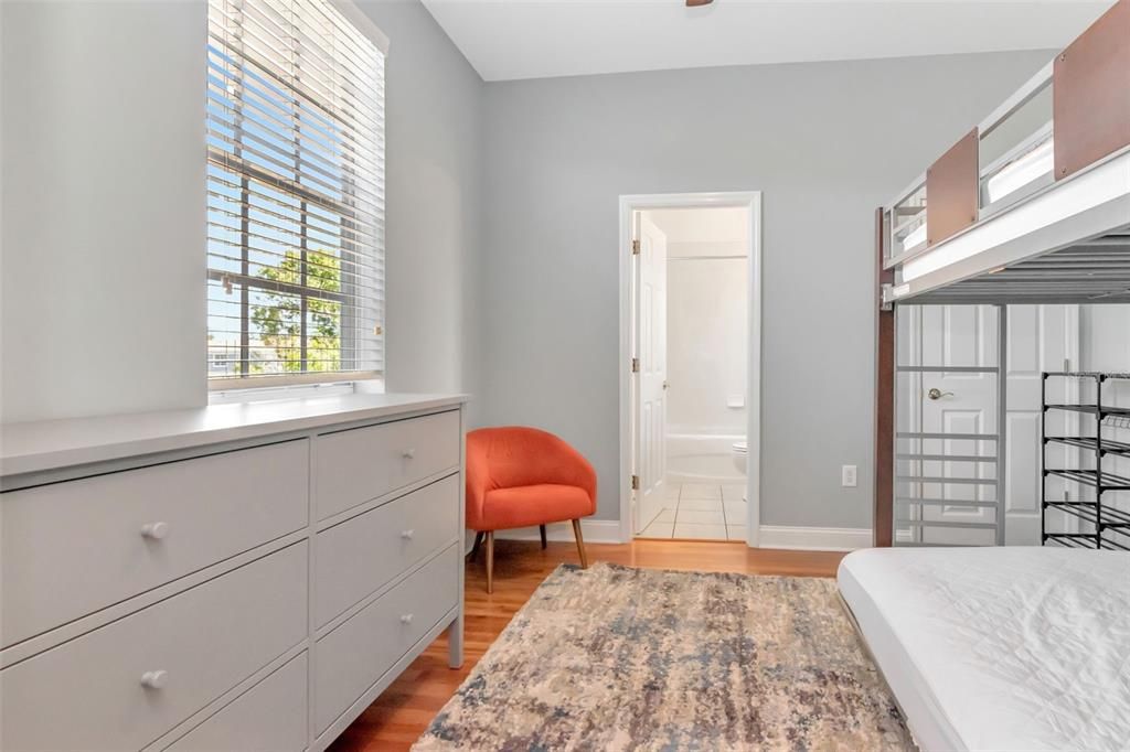 Activo con contrato: $2,950 (2 camas, 2 baños, 1339 Pies cuadrados)