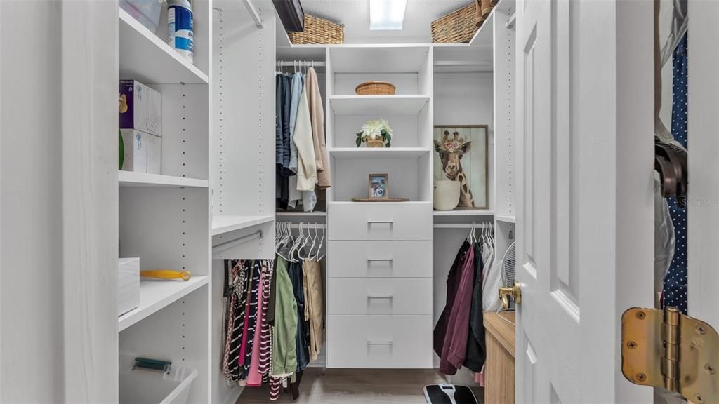 Под контрактом: $539,900 (4 спален, 3 ванн, 3428 Квадратных фут)