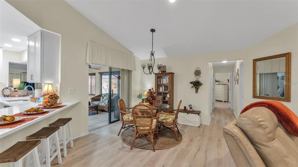 Под контрактом: $539,900 (4 спален, 3 ванн, 3428 Квадратных фут)