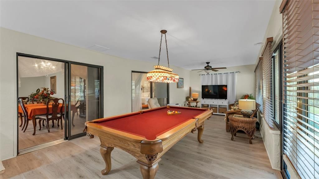 Под контрактом: $539,900 (4 спален, 3 ванн, 3428 Квадратных фут)