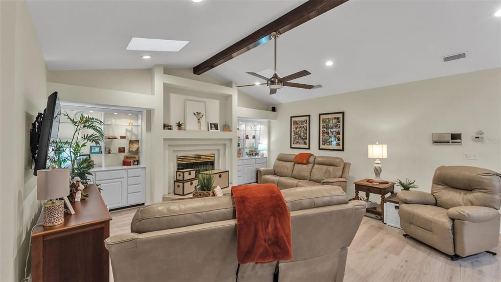 Под контрактом: $539,900 (4 спален, 3 ванн, 3428 Квадратных фут)