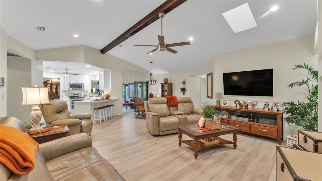 Под контрактом: $539,900 (4 спален, 3 ванн, 3428 Квадратных фут)