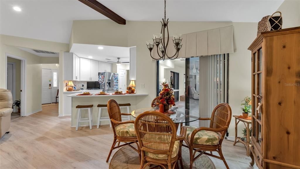 Под контрактом: $539,900 (4 спален, 3 ванн, 3428 Квадратных фут)