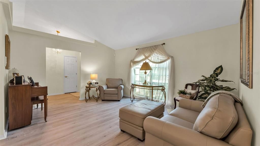 Под контрактом: $539,900 (4 спален, 3 ванн, 3428 Квадратных фут)