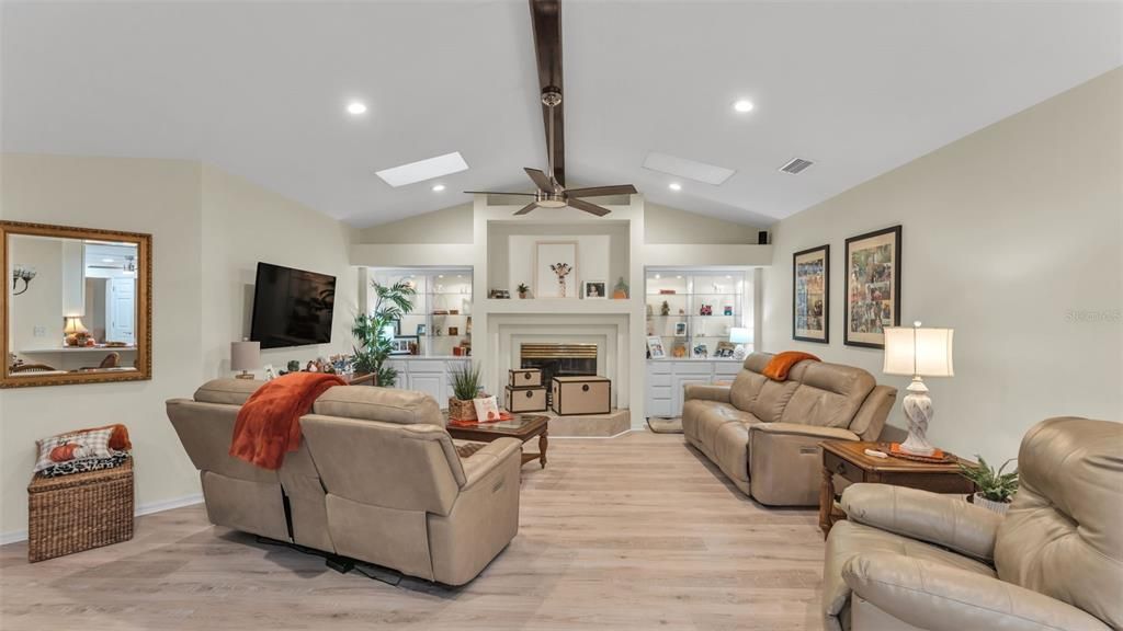 Под контрактом: $539,900 (4 спален, 3 ванн, 3428 Квадратных фут)