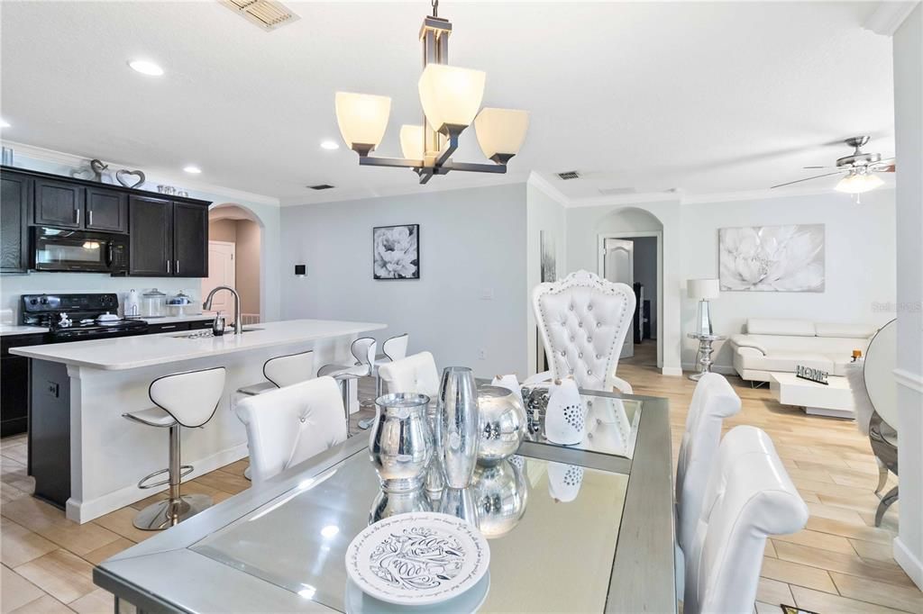 En Venta: $395,000 (4 camas, 2 baños, 1828 Pies cuadrados)