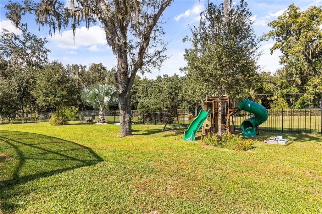 For Sale: $950,000 (5 beds, 4 baths, 4049 Square Feet)