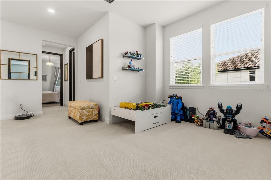 For Sale: $950,000 (5 beds, 4 baths, 4049 Square Feet)