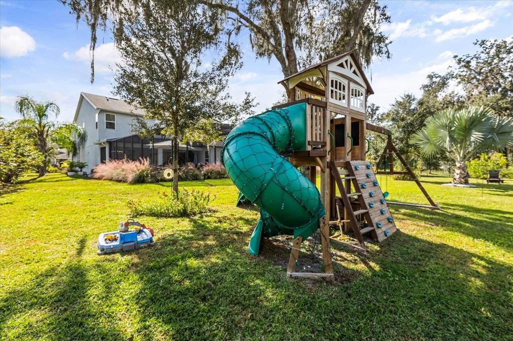 For Sale: $950,000 (5 beds, 4 baths, 4049 Square Feet)