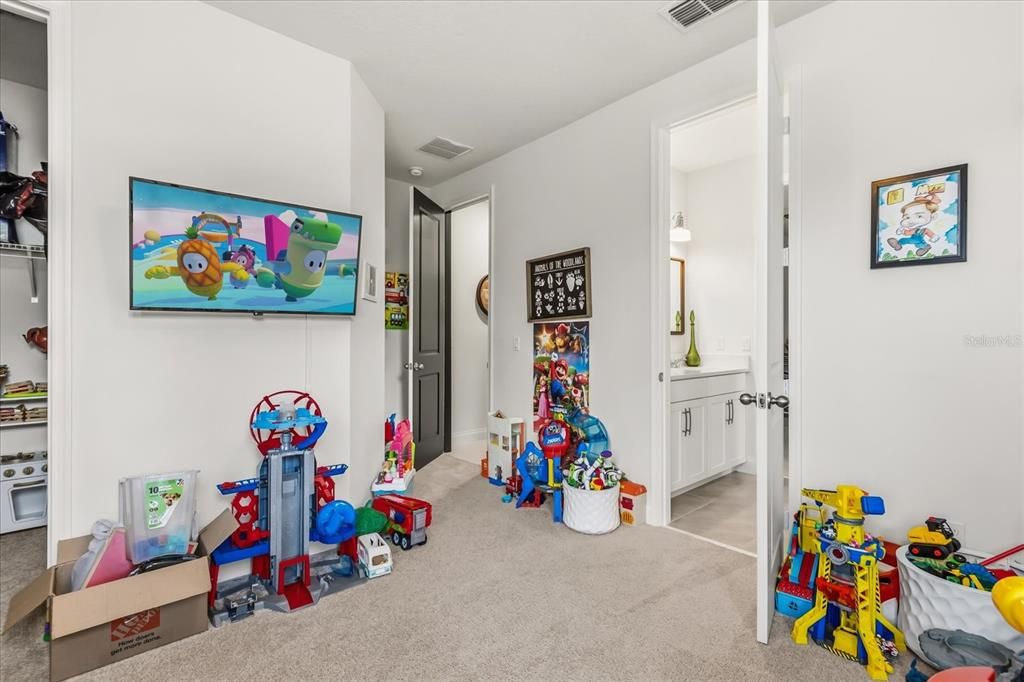 For Sale: $950,000 (5 beds, 4 baths, 4049 Square Feet)