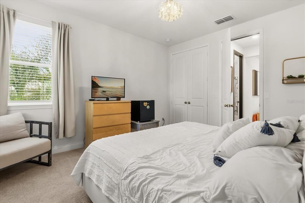 For Sale: $950,000 (5 beds, 4 baths, 4049 Square Feet)