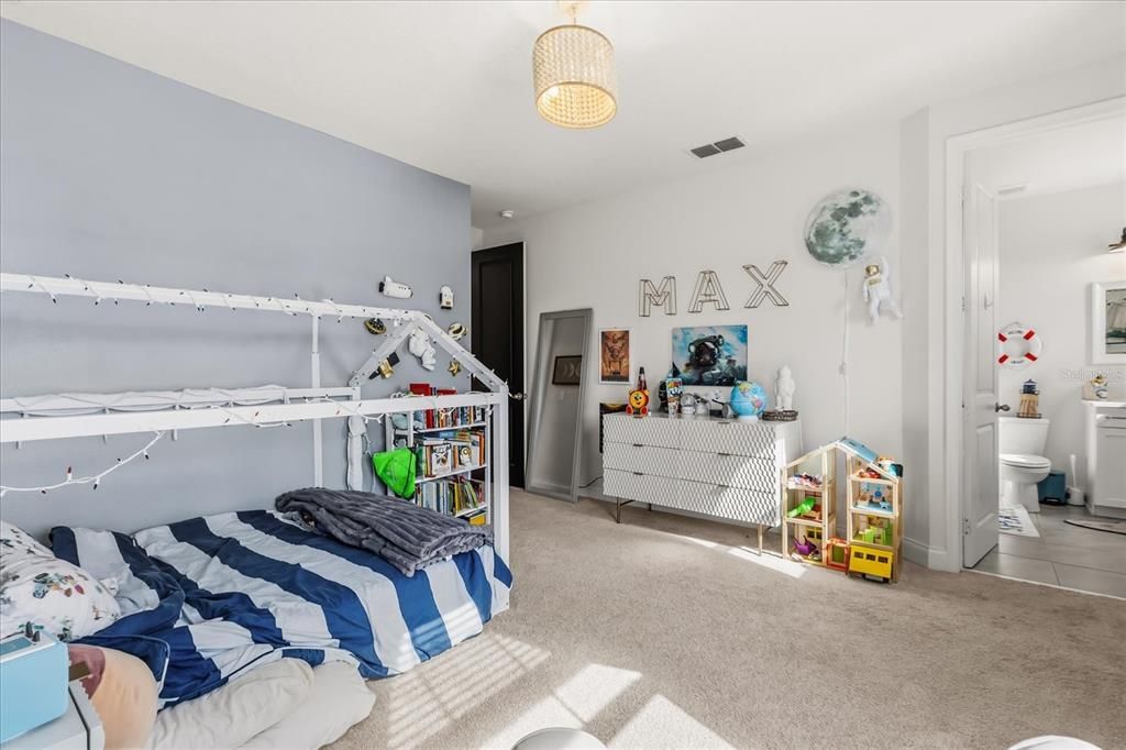 For Sale: $950,000 (5 beds, 4 baths, 4049 Square Feet)