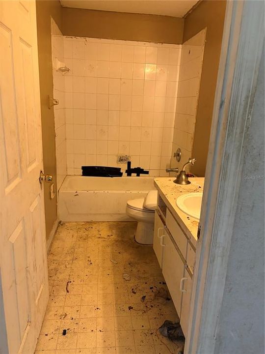 Active With Contract: $185,000 (3 beds, 2 baths, 1388 Square Feet)