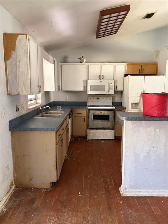 Active With Contract: $185,000 (3 beds, 2 baths, 1388 Square Feet)