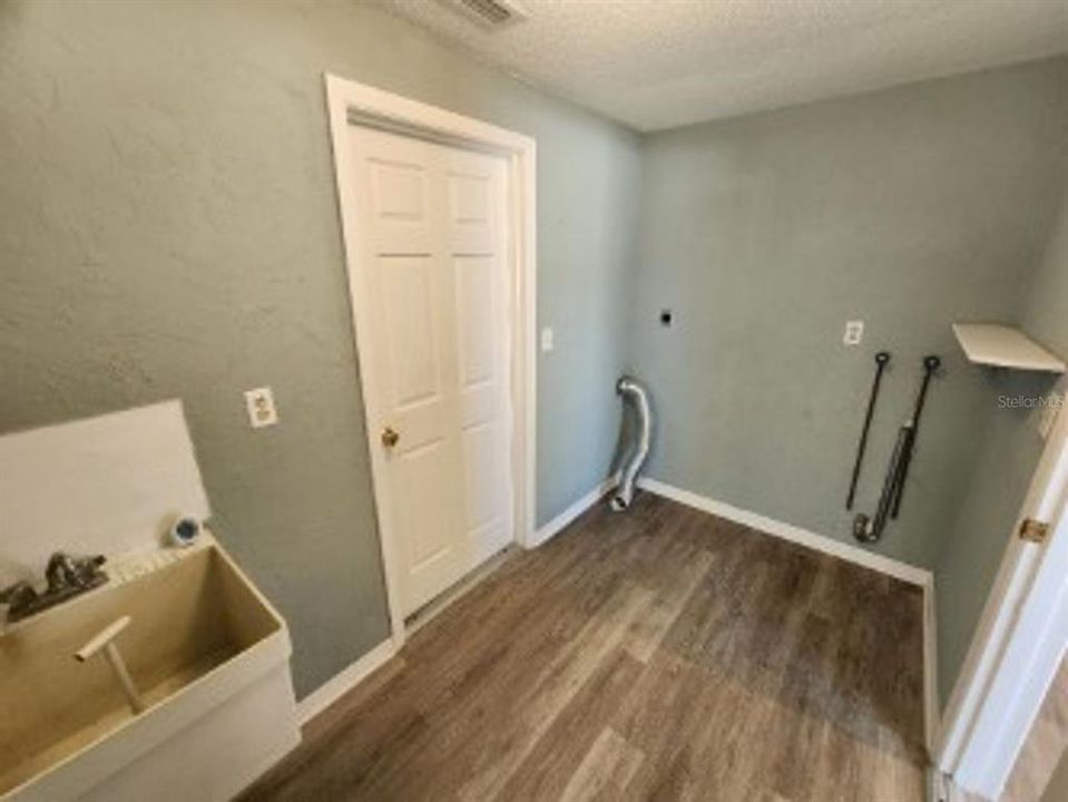 For Rent: $2,900 (3 beds, 2 baths, 1607 Square Feet)