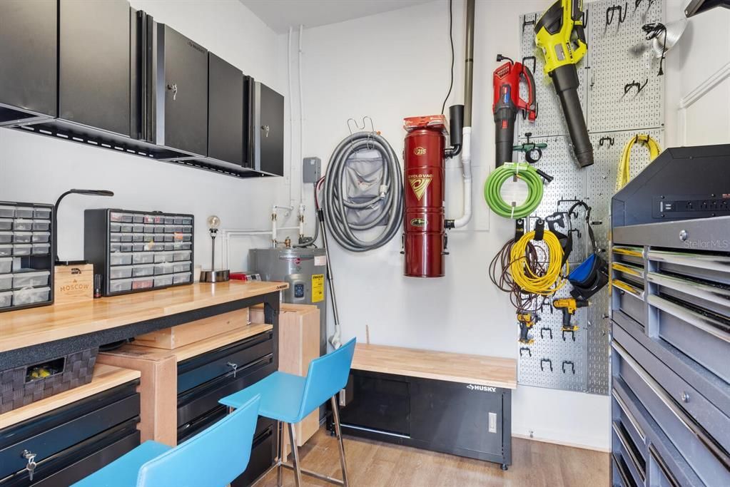 For Sale: $2,595,000 (4 beds, 3 baths, 3953 Square Feet)