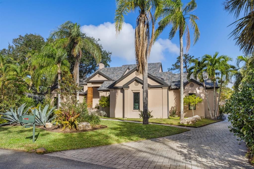 For Sale: $2,595,000 (4 beds, 3 baths, 3953 Square Feet)