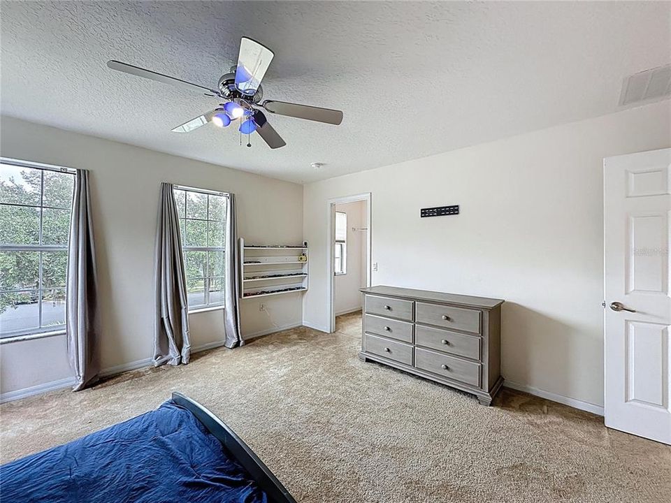 Под контрактом: $430,000 (3 спален, 3 ванн, 3085 Квадратных фут)