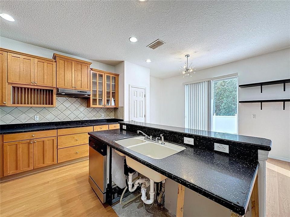 Под контрактом: $430,000 (3 спален, 3 ванн, 3085 Квадратных фут)