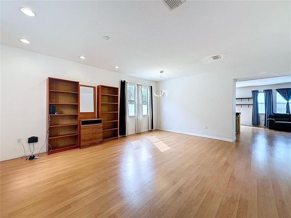 Под контрактом: $430,000 (3 спален, 3 ванн, 3085 Квадратных фут)