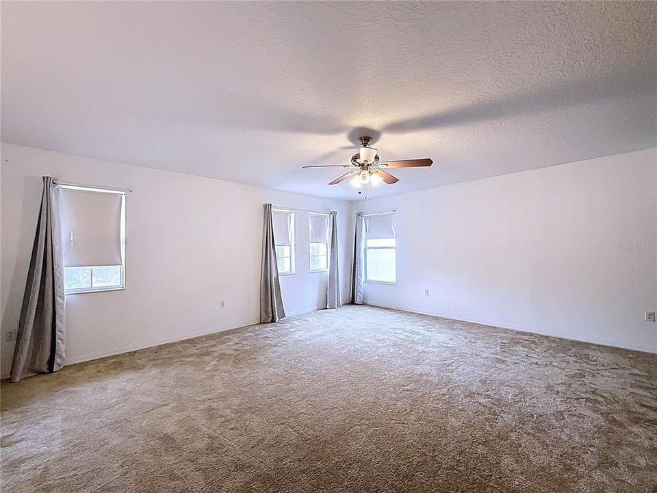 Под контрактом: $430,000 (3 спален, 3 ванн, 3085 Квадратных фут)