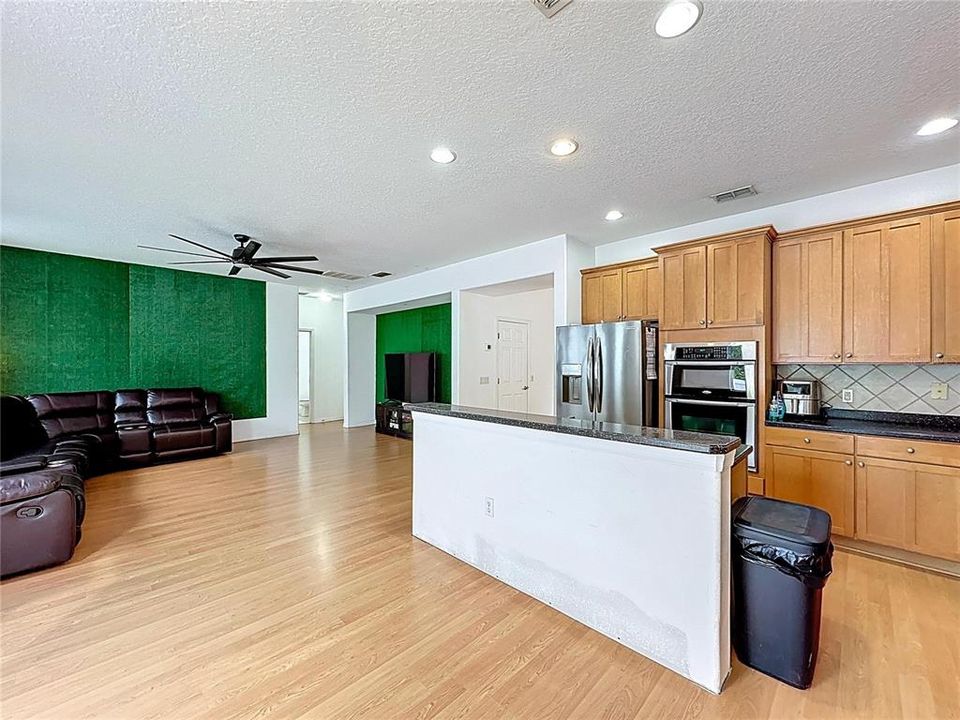 Под контрактом: $430,000 (3 спален, 3 ванн, 3085 Квадратных фут)