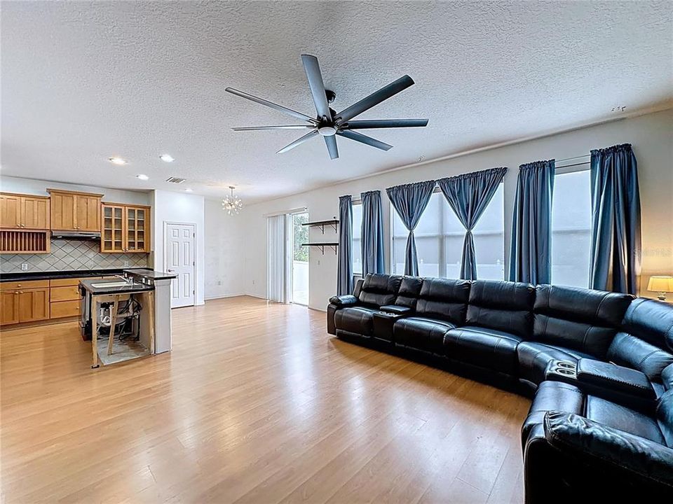 Под контрактом: $430,000 (3 спален, 3 ванн, 3085 Квадратных фут)